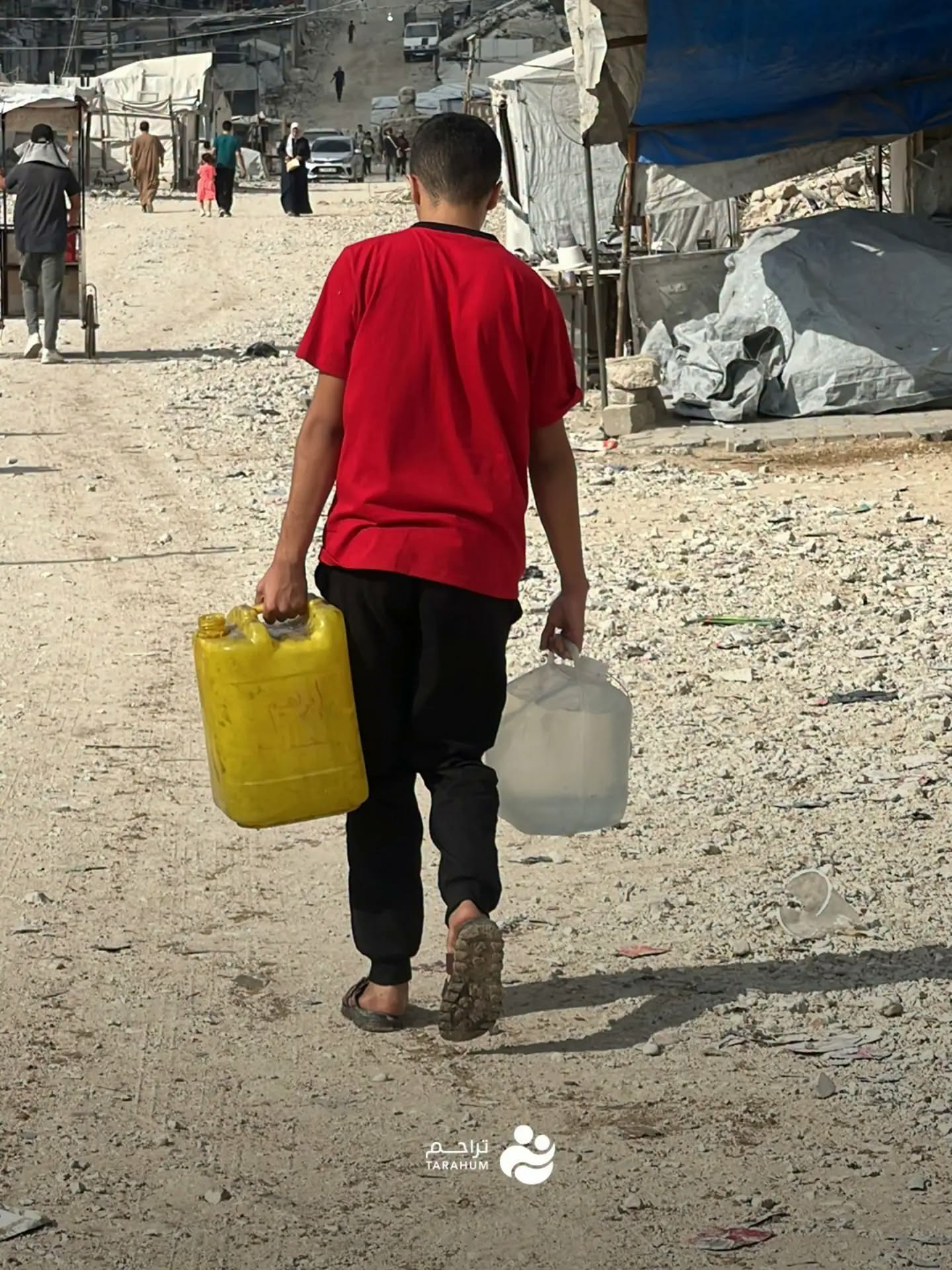 «تراحم» توزّع 5 آلاف لتر مياه على 250 عائلة في غزة